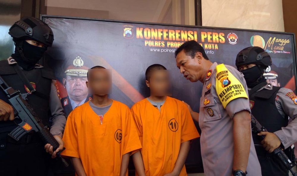 Wakapolres Probolinggo Kota Kompol Imam Pauji menginterogasi kedua remaja tersangka pencabulan