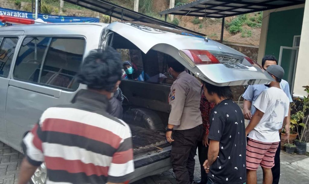 Proses evakuasi jasad pencari ikan di Waduk Selorejo, Malang
