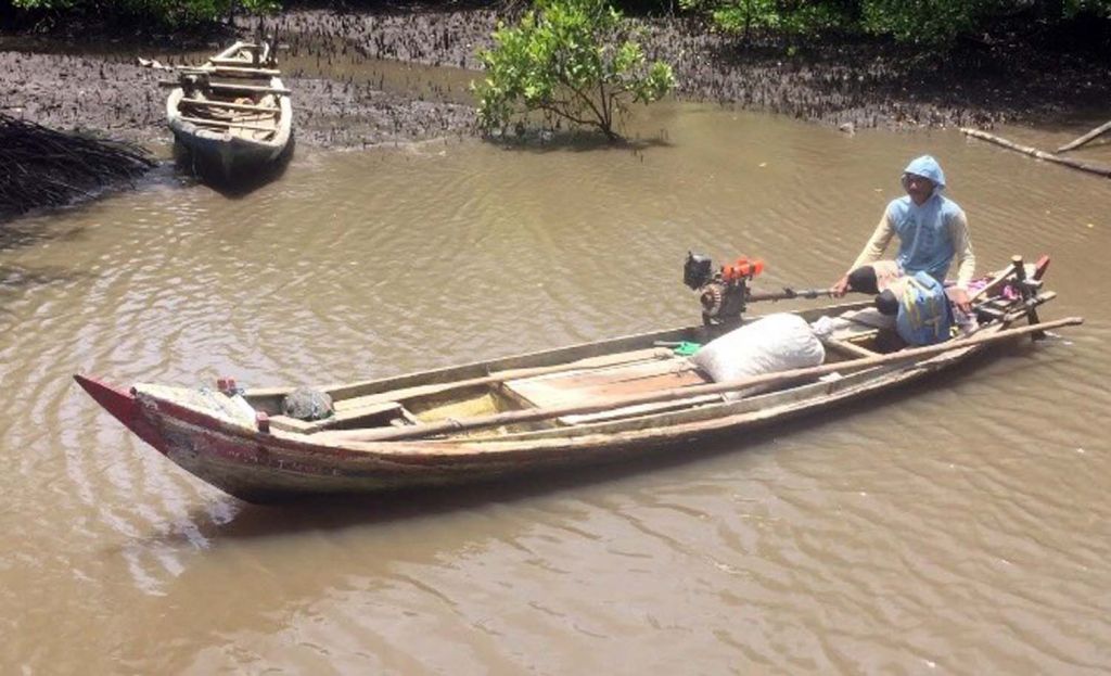Jono, salah satu pencari kerang di Muara Bedul, Banyuwangi