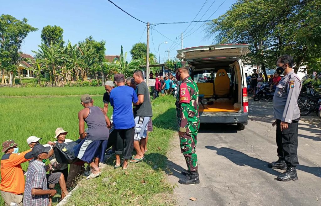 Proses evakuasi jenazah pencari kodok di Ngawi