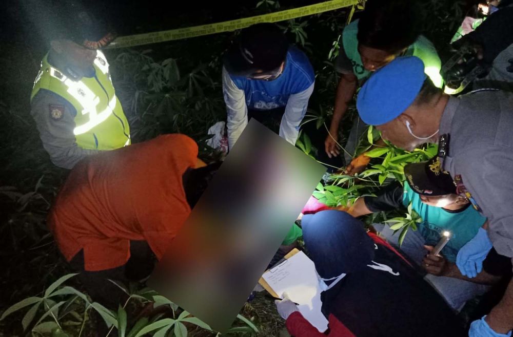 Proses evakuasi jasad nenek pencari daun jati di Ngawi