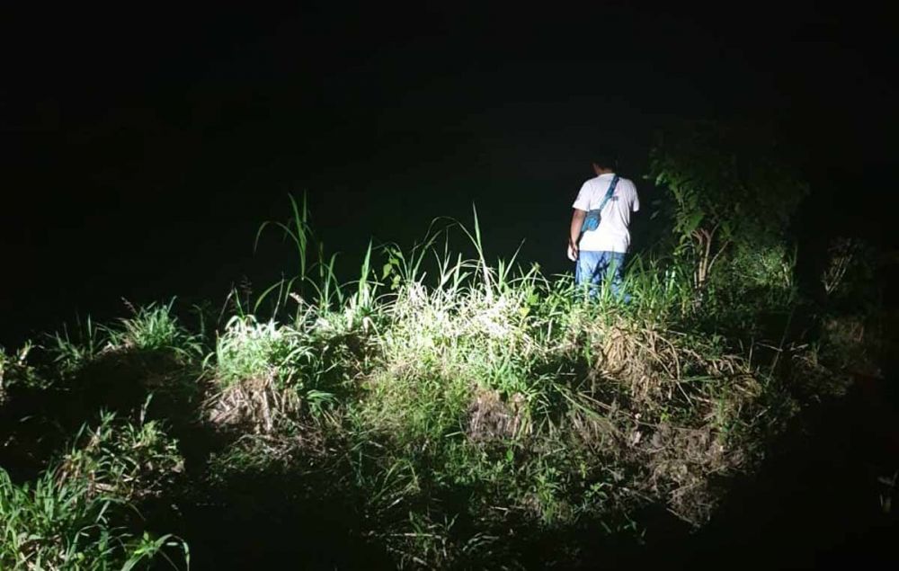 Polisi menyisir lokasi penemuan mayat dalam koper untuk mencari bagian kepala