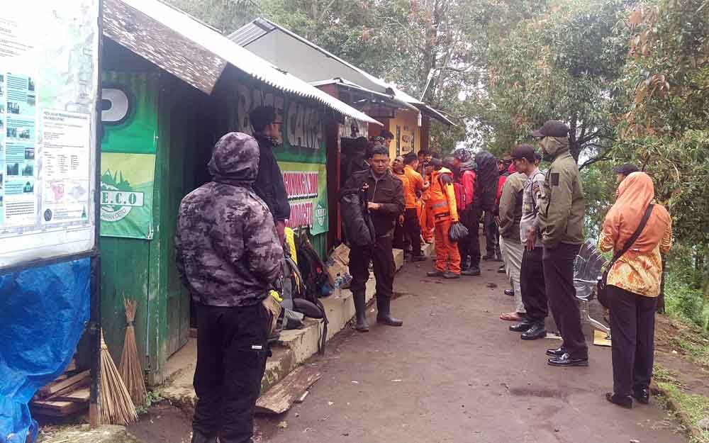 Tim gabungan melakukan pencarian pendaki yang hilang/ Humas Basarnas SAR Surakarta