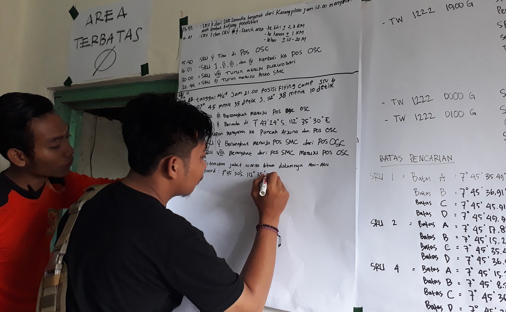 Tim Misi Pencarian Survivor terus mencari keberadaan Faiqus Syamsi yang hilang di Gunung Arjuno.