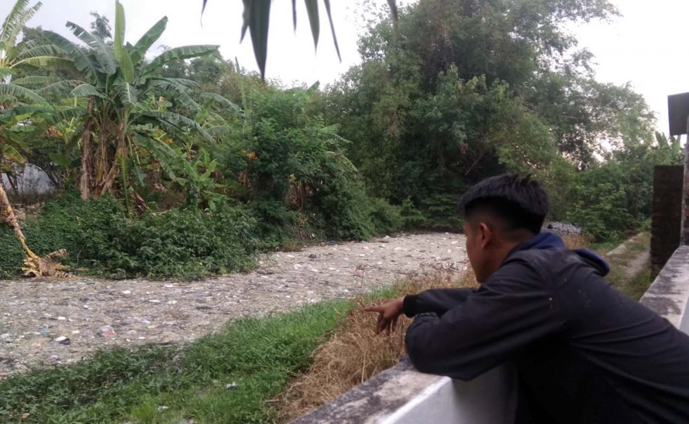 Sungai Ledeng di Dusun Sememi, Desa Modopuro, Kecamatan Mojosari, Kabupaten Mojokerto yang tercemar