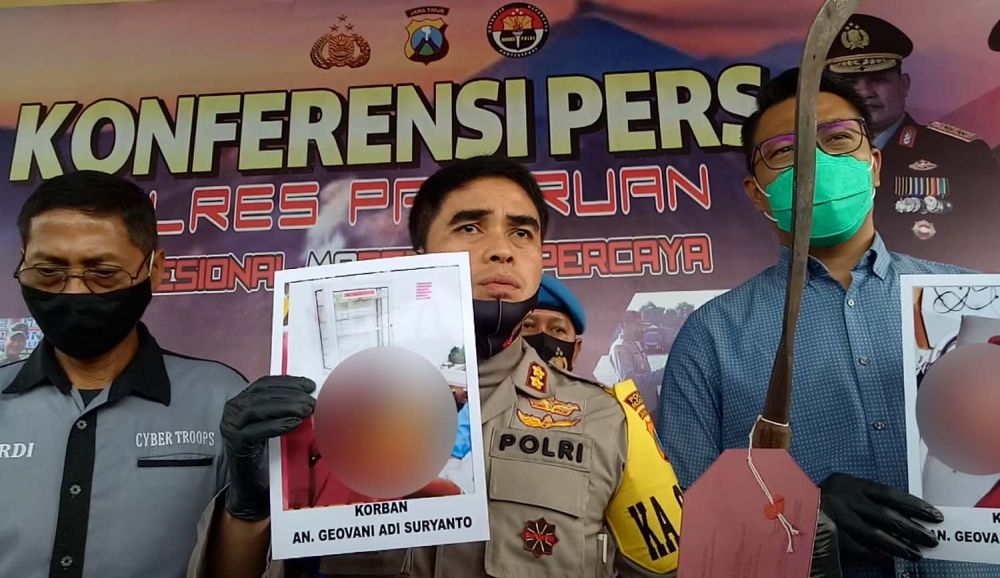 Kapolres Pasuruan AKBP Rofiq Ripto Himawan menunjukkan barang bukti kasus penculikan dan pengeroyokan