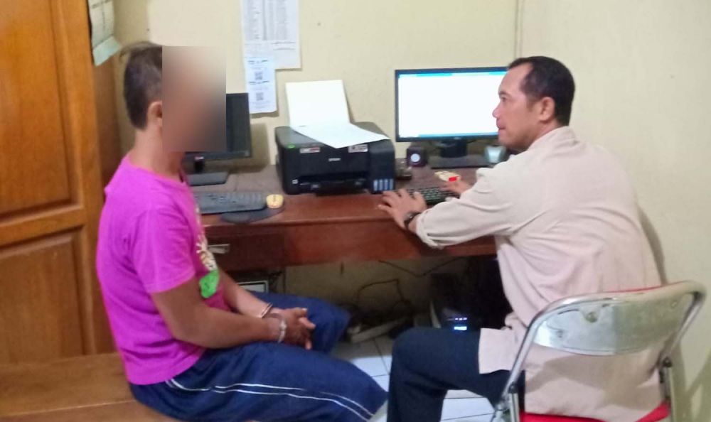 Pencuri ayam (kiri) saat diperiksa Penyidik Unit Reskrim Polsek Karangrejo, Polres Tulungagung