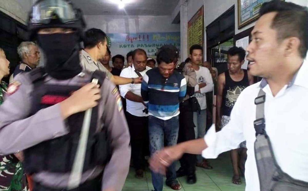 Polisi mengamankan pelaku dari amukan warga