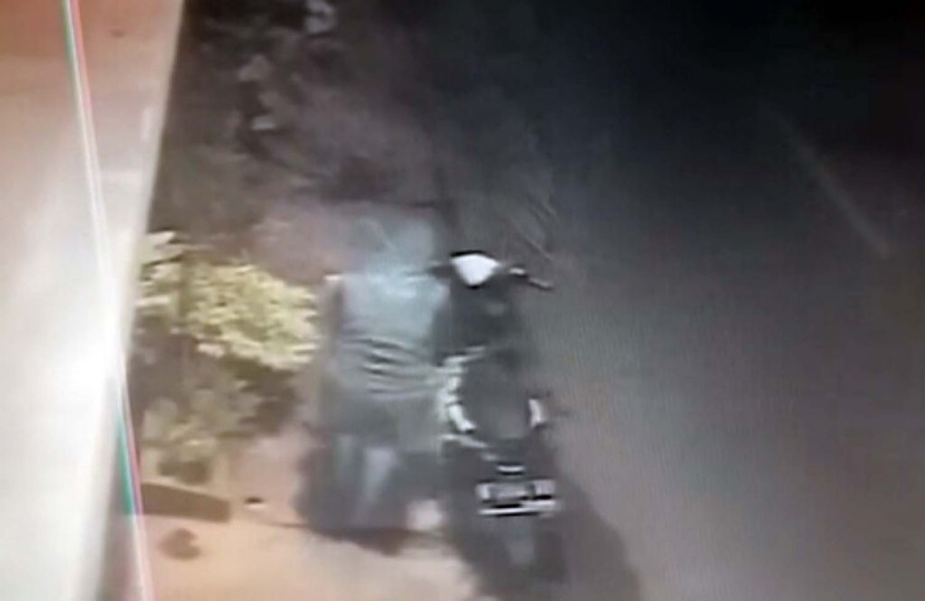 Pencuri berjilbab terekam CCTV