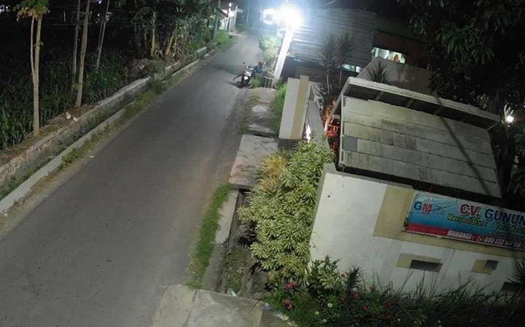 Tangkapan layar video CCTV pemotor curi bonsai di Kota Probolinggo