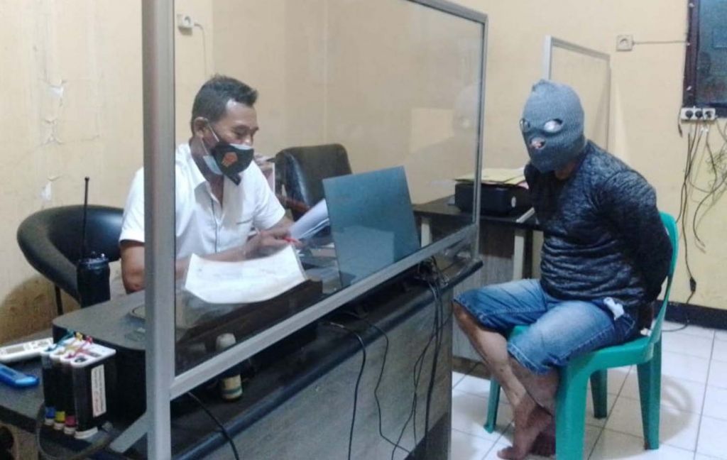 Pencuri HP (kanan) diamankan di Mapolsek Mayangan, Polres Probolinggo Kota