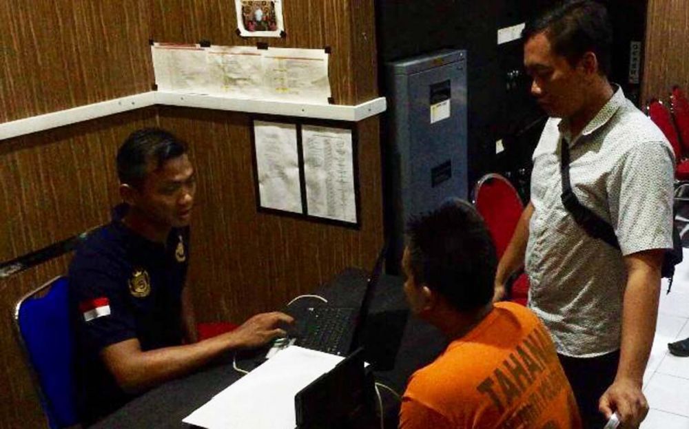 Rio, pembobol konter HP saat diperiksa Penyidik Satreskrim Polres Blitar