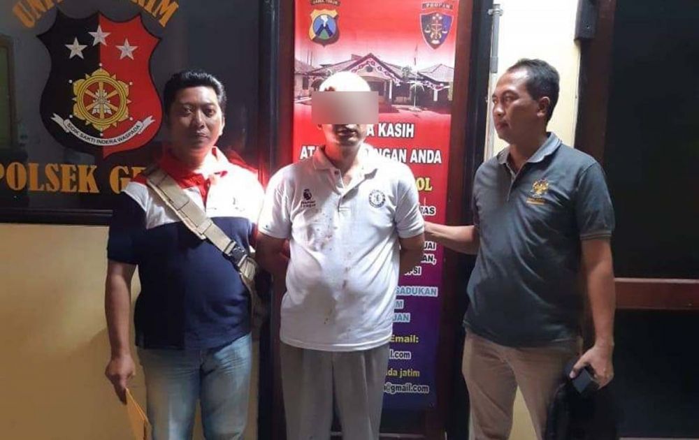 Abdul Jalal (tengah), pencuri uang kotak amal masjid diamankan di Mapolsek Ngoro, Mojokerto