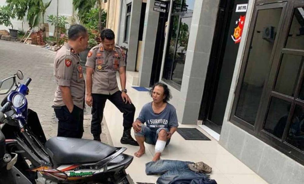 Kapolres Mojokerto Kota, AKBP Sigit Dany Setiyono menginterogasi Sugiono, gembong pencurian mobil L300 yang ditembak 