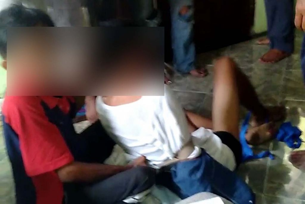 Pencuri motor (kanan) diamankan warga