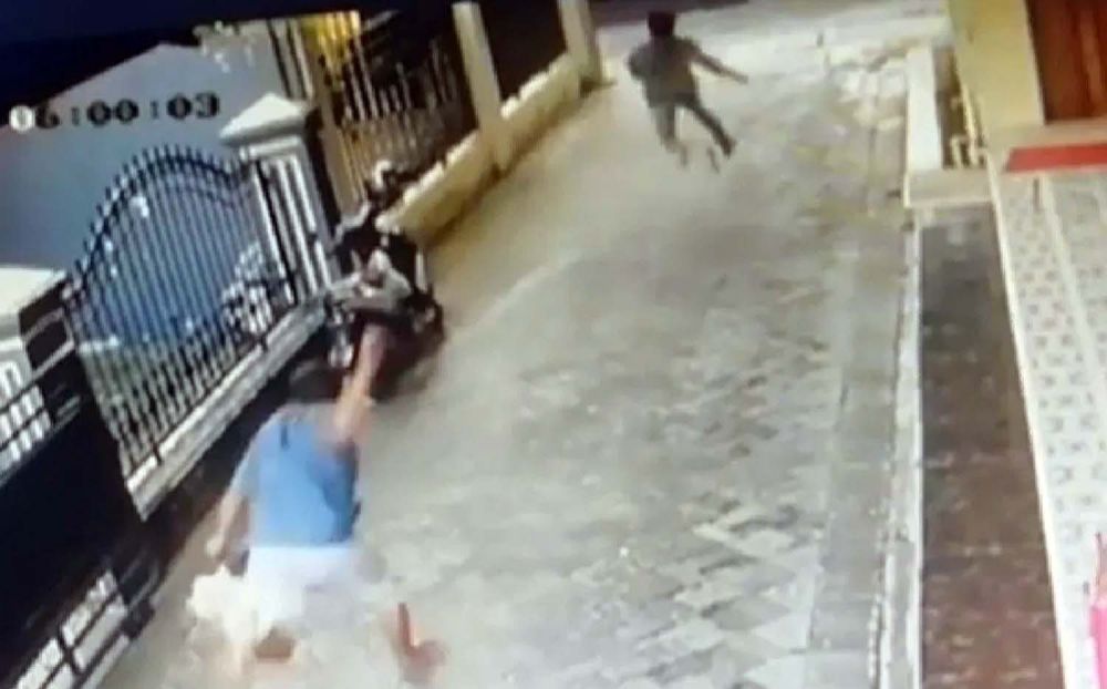 Tangkapan layar video rekaman CCTV saat warga mengejar pencuri motor di Surabaya yang justru kehilangan motornya