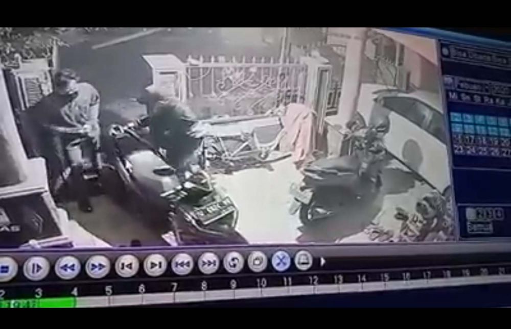 Tangkapan layar rekaman CCTV aksi pencurian dua motor di Sidoarjo