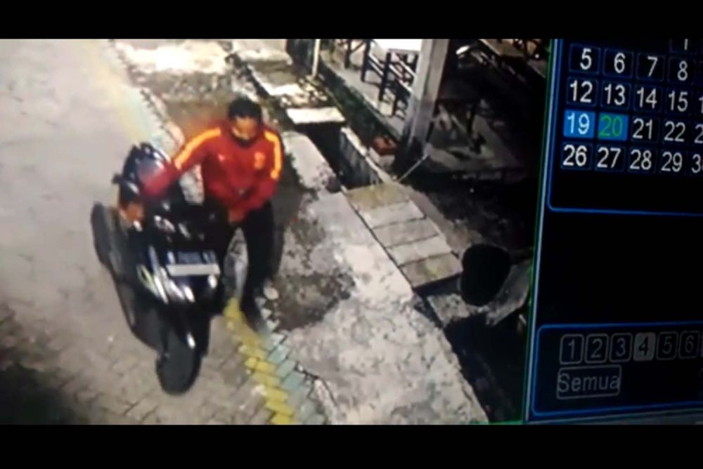 Tangkapan layar video rekaman CCTV saat salah satu pelaku mendorong motor yang dicurinya
