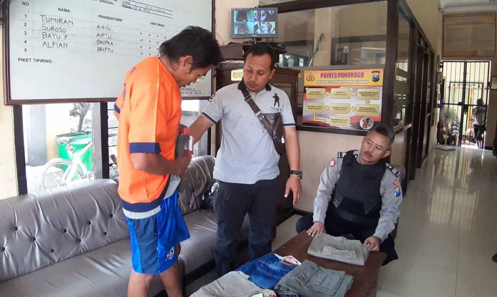 Pelaku Gudel saat memperagakan cara mencuri pakaian di Mapolsek Sukorejo, Ponorogo