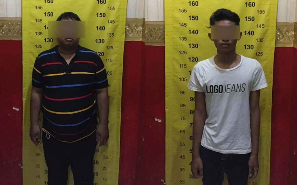 Rinto (kiri) dan Jaka, temannya diamankan di Mapolsek Tegalsari usai mencuri pakaian di mal