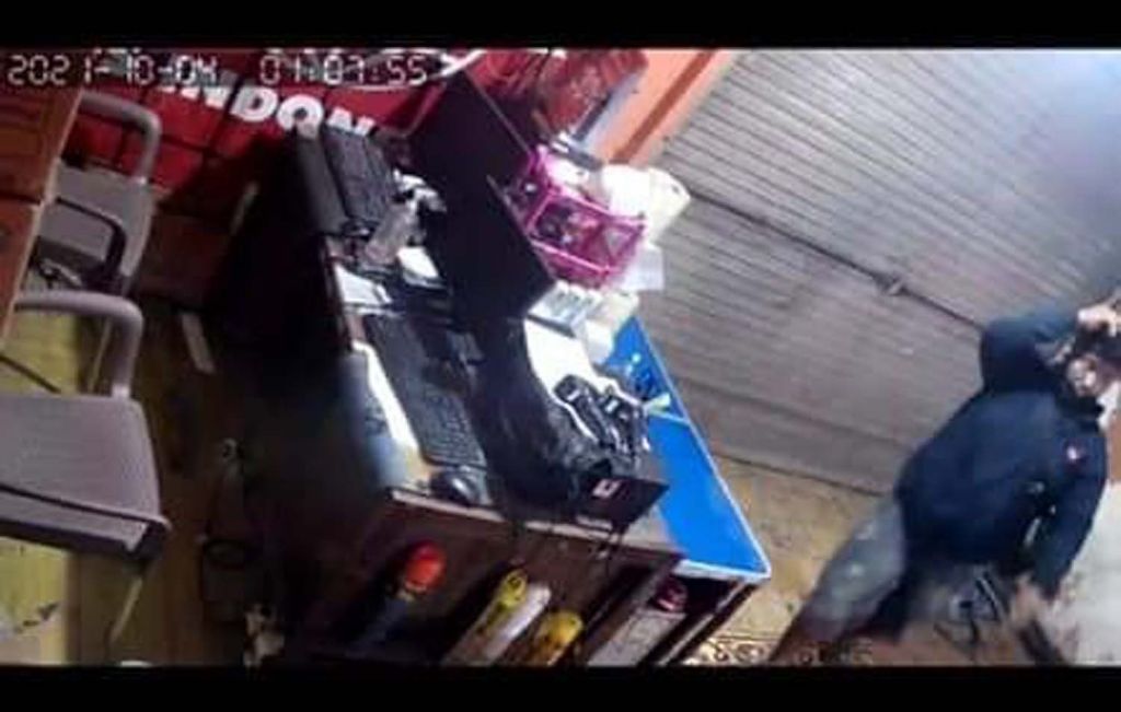 Tangkapan layar video CCTC yang merekam aksi pencuri rakus