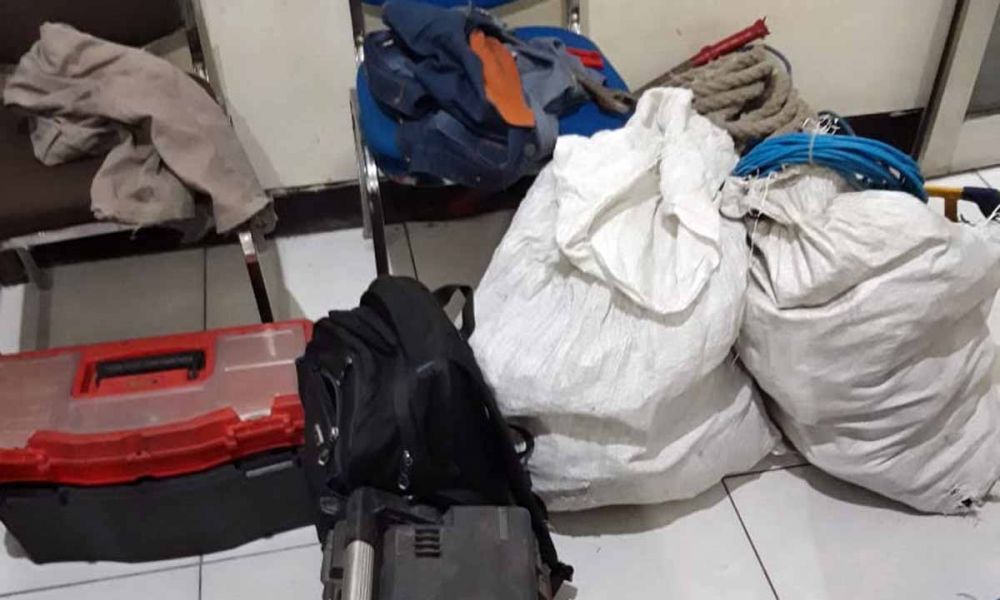 Barang bukti kejahatan komplotan pencuri tower diamankan di Mapolres Mojokerto bersama ketiga pelaku