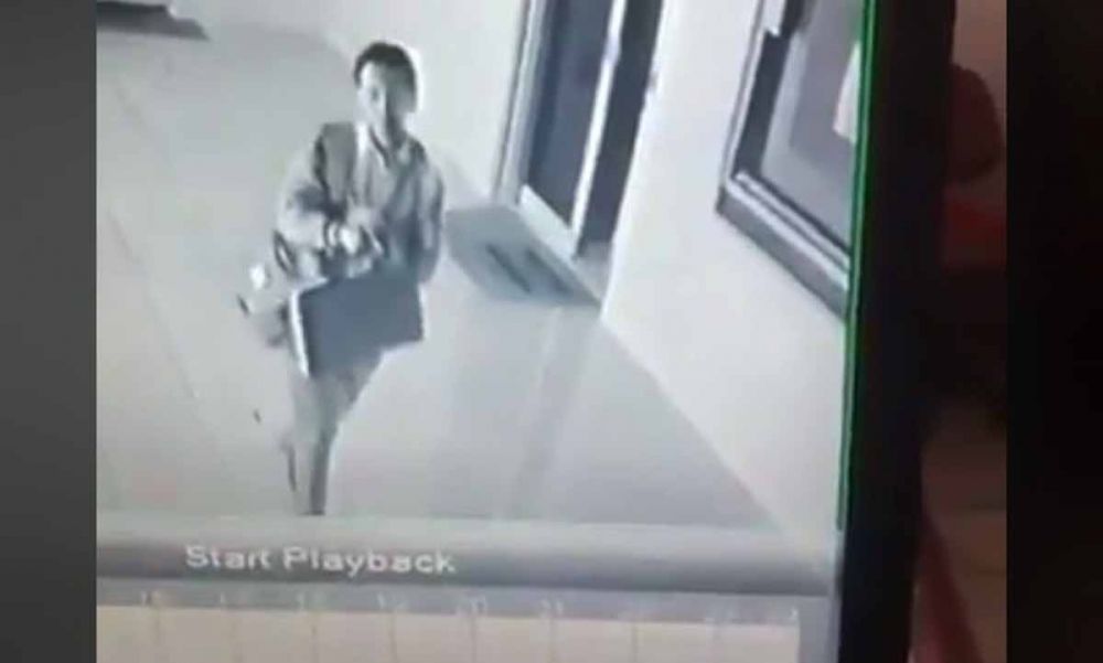 Pria yang diduga pelaku pencurian terekam CCTV Musala FISIP Kampus B Unair Surabaya