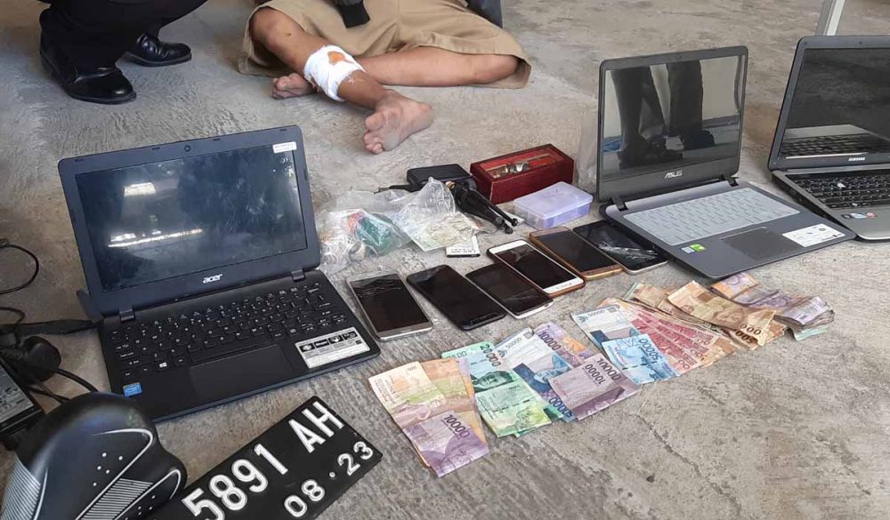 Sejumlah barang bukti yang diamankan dari rumah pencuri di Ponorogo