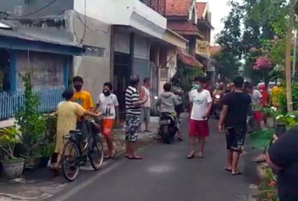 Pencuri motor yang dihajar warga diperiksa di Mapolsek Wonomerto, Polres Probolinggo