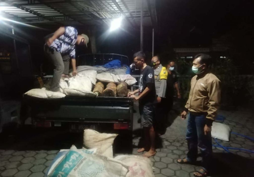 Barang bukti hasil pembalakan liar diamankan di Mapolsek Badegan, Polres Ponorogo