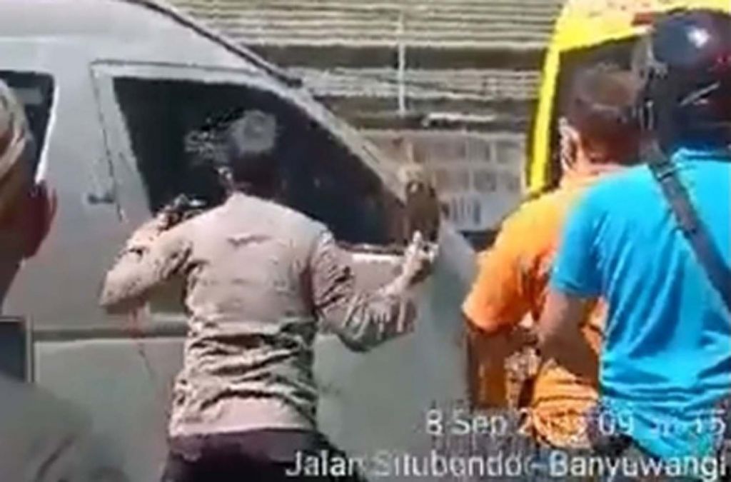 Sejumlah anggota Polsek Banyuputih, Situbondo saat menghadang mobil travel yang dibawa kabur pencuri