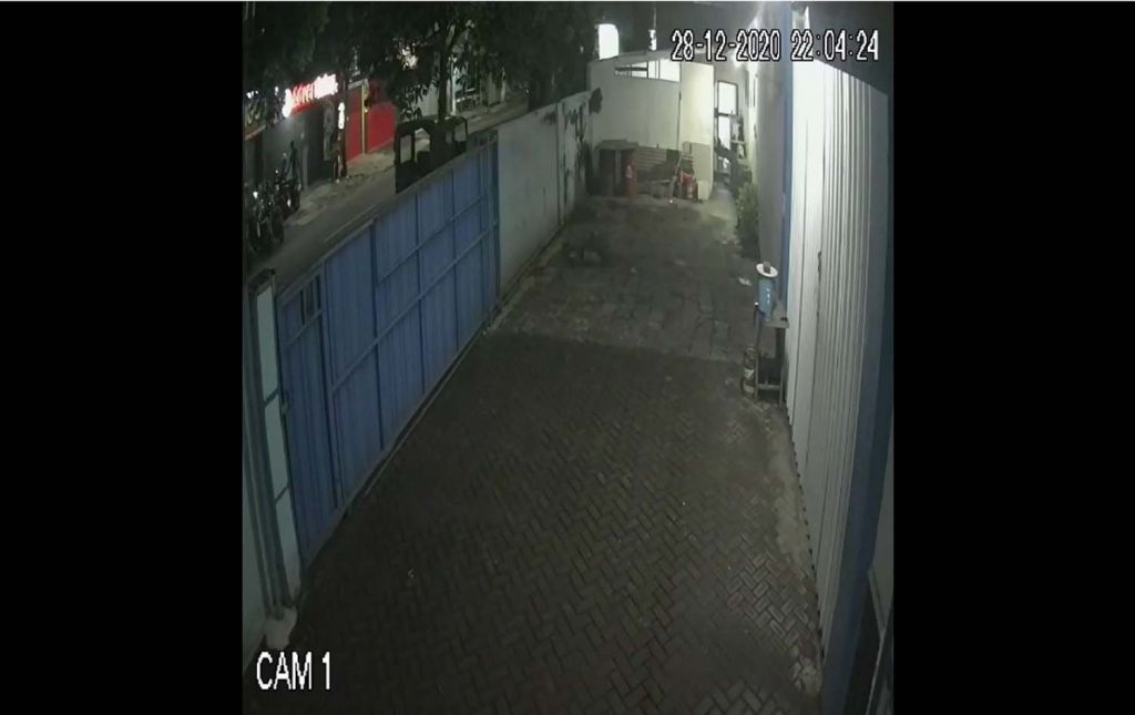 Tangkapan layar video CCTV yang merekan pencuri motor di Kota Malang