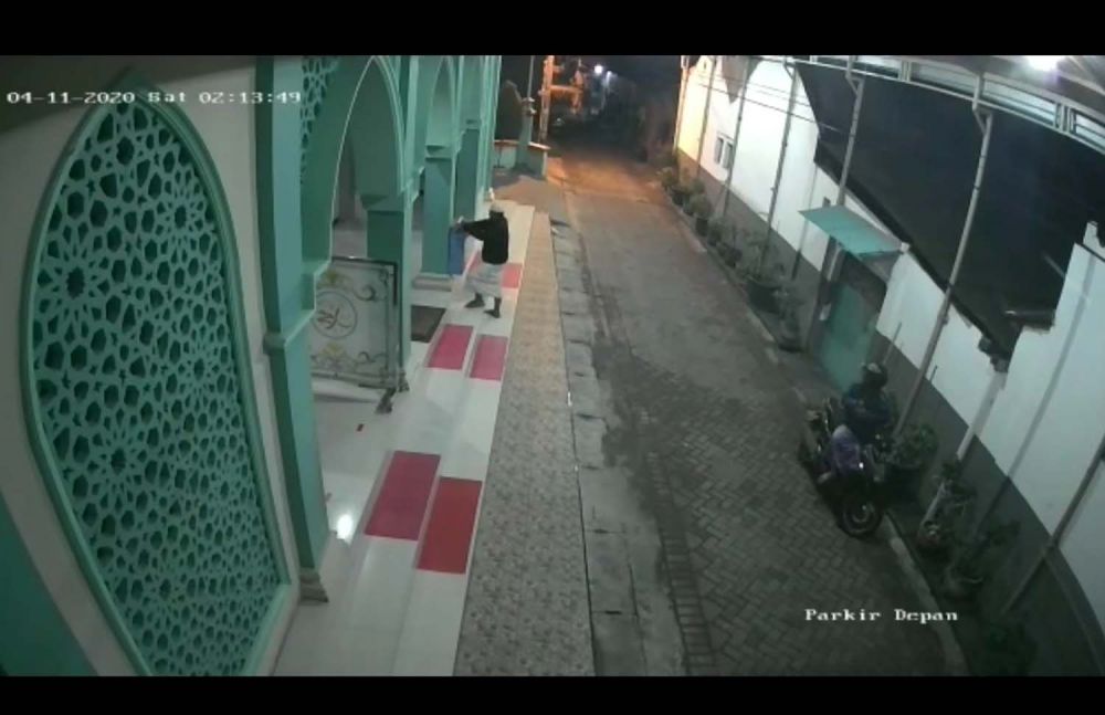Viral Pria Bersarung & Berpeci Curi Uang Kotak Amal Masjid di Surabaya