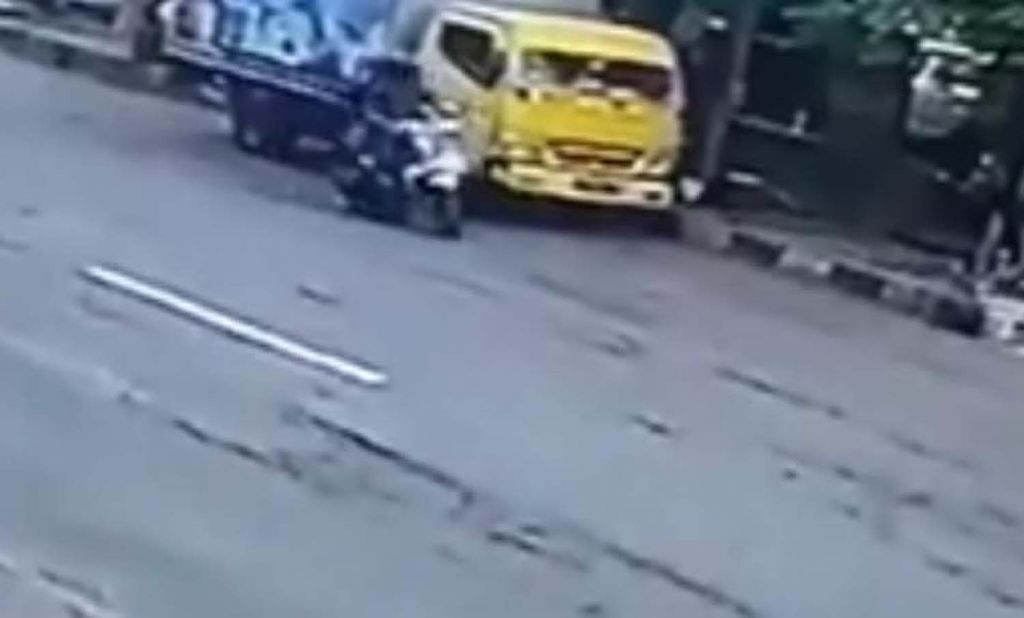 Apes! Uang Sopir Raib saat Ditinggal Melepas Ban Truknya yang Bocor