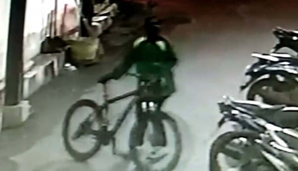 Penampakan pencuri sepeda gunung jemaah masjid di Kota Probolinggo