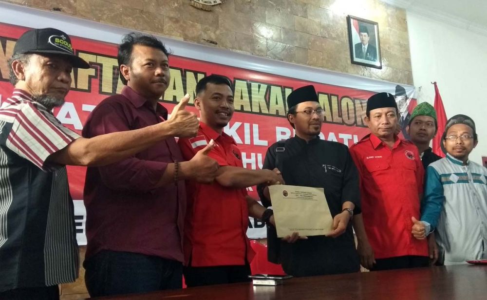 Sahabat Ali Ruchi mengambil formulir pendaftaran cabup di Kantor DPC PDI Perjuangan Banyuwangi