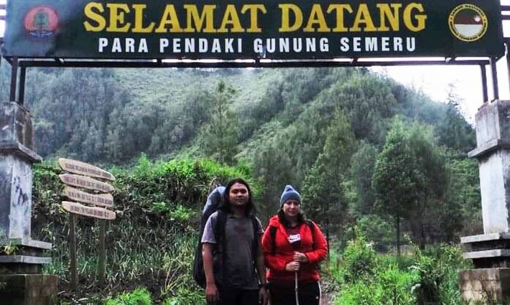 Muda mudi yang hendak mendaki di Gunung Semeru