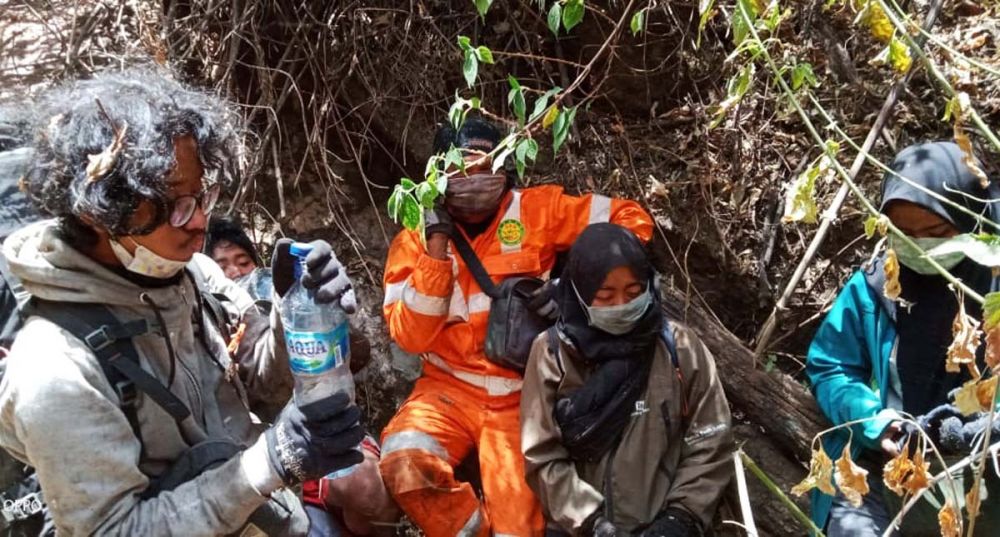 Tim Basarnas mengevakuasi 4 pendaki yang terjebak kebakaran di Gunung Meranti (Foto: Tim Basarnas)