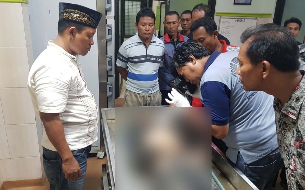 Proses identifikasi jasad pendekar silat yang tewas usai mengikuti latihan di Jombang
