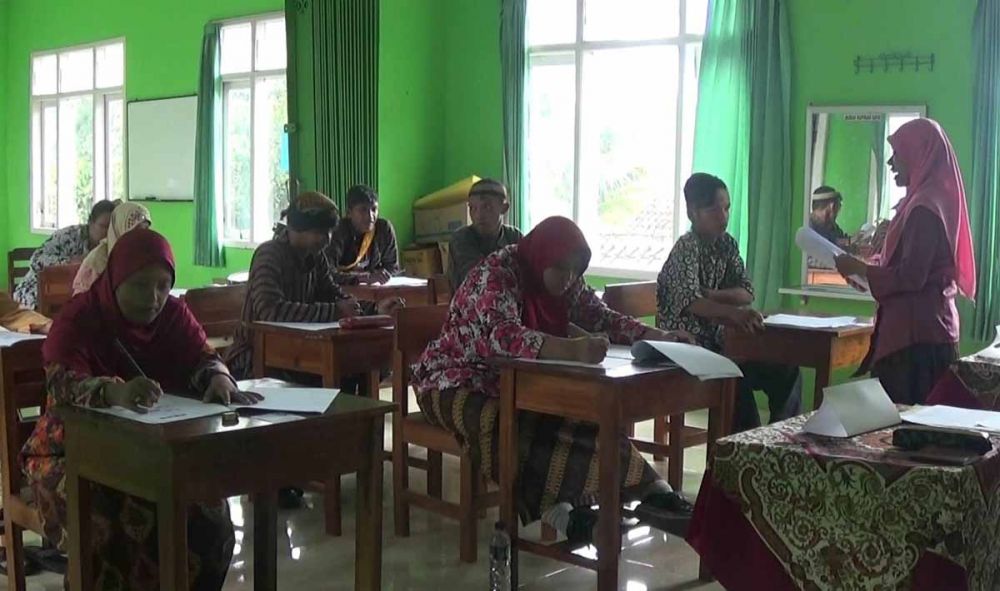 Para siswa disabilitas di Kota Blitar mengikuti ujian dengan memakai pakaian jadul