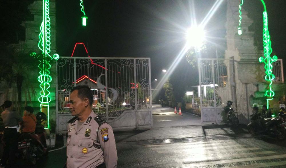 Sejumlah polisi berjaga di pintu gerbang Pendopo Delta Wibawa, tempat Bupati Sidoarjo Saiful Ilah bekerja (Foto: Moch Rois/jatimnow.com)