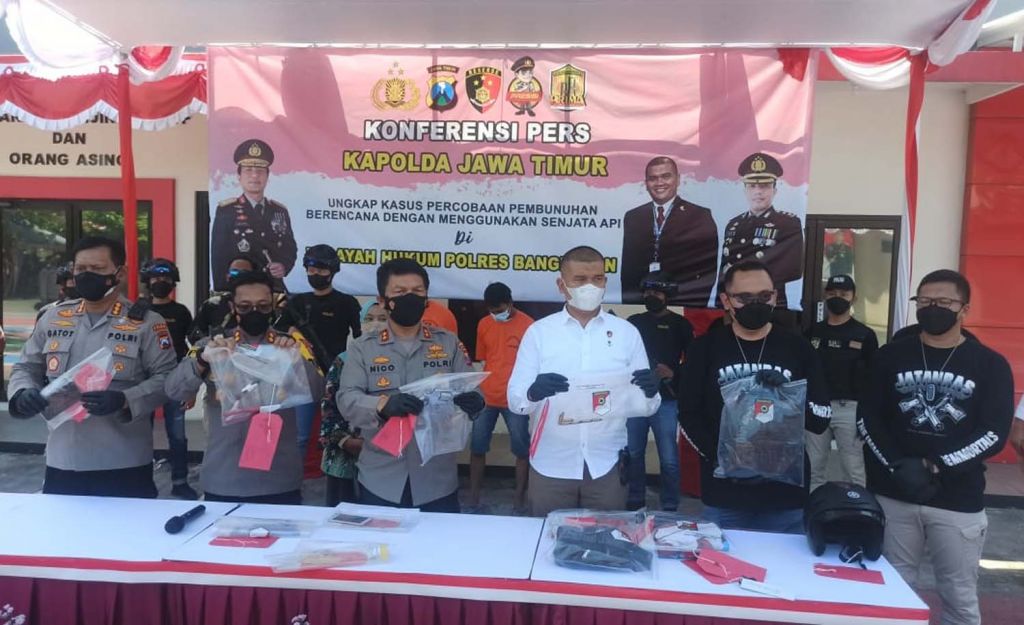 Barang bukti dan tersangka penembakan dibeber di Mapolres Bangkalan, Madura