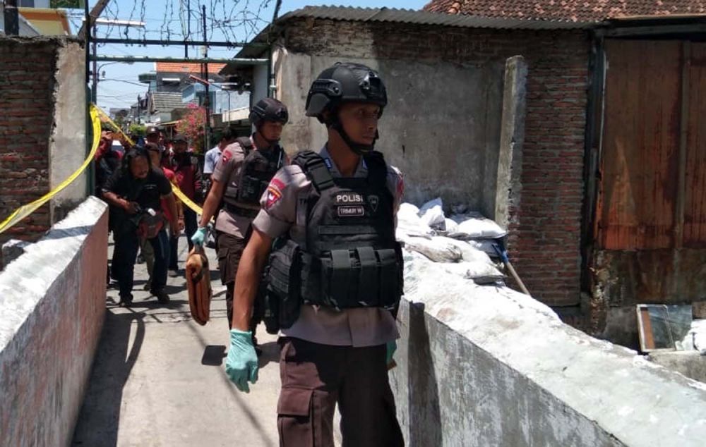 Tim Jibom Gegana Satbrimob Polda Jatim mendatangi lokasi ditemukannya benda diduga granat di Simokerto, Surabaya