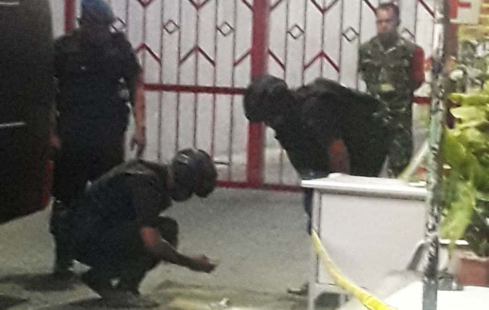 Tim Jibom Gegana Sat Brimob Polda Jatim mengevakuasi benda diduga granat yang ditemukan di Perumahan Lebak Indah Regensi dan Queen Victory, Kelurahan Dukuh Setro, Tambaksari, Surabaya