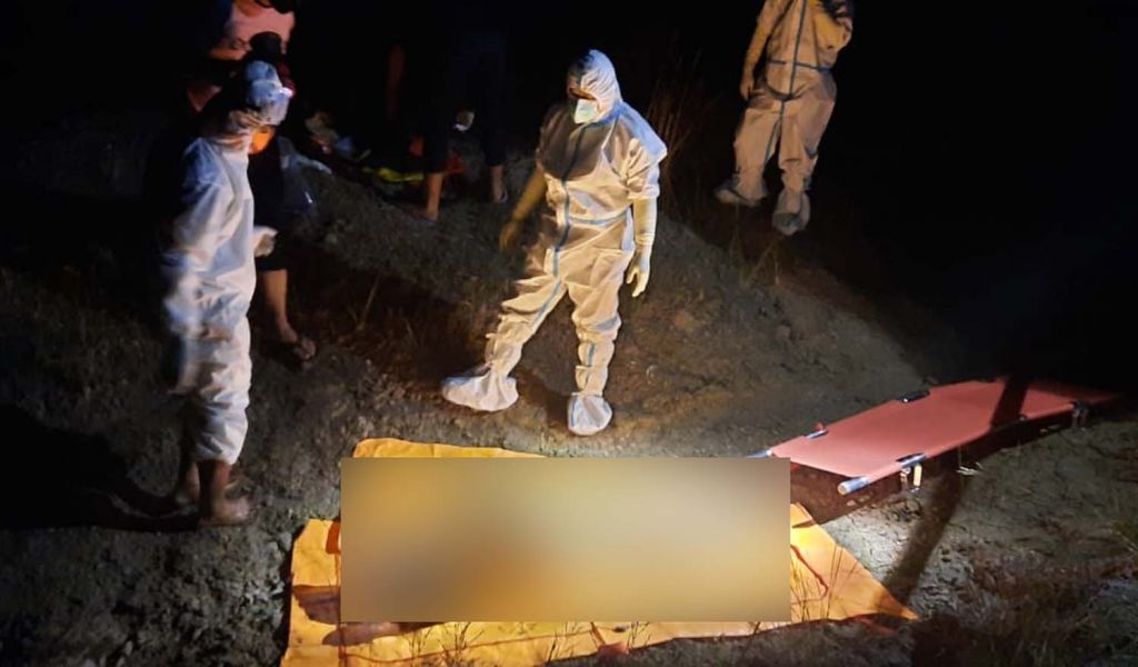 Petugas mengevakuasi mayat diduga anak-anak yang ditemukan di Bukit Jamur, Gresik