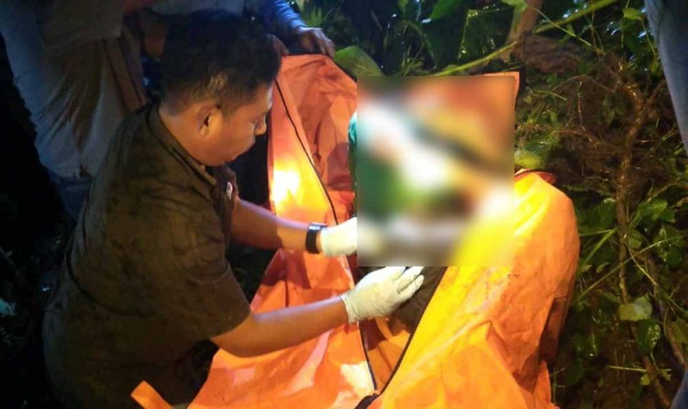 Tim Inafis Polres Blitar mengidentifikasi jasad Mbah Jani yang tewas di hutan