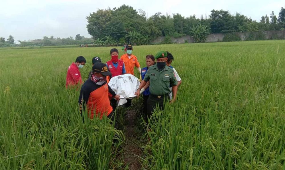 Petugas mengevakuasi jasad Sariyun