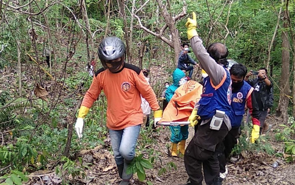 Petugas mengevakuasi mayat pria telanjang yang ditemukan di hutan Kemlagi, Mojokerto (Foto: Achmad Supriyadi/jatimnow.com)