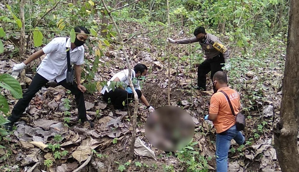 Mayat pria telanjang ditemukan di hutan Kemlagi, Mojokerto (Foto: Achmad Supriyadi/jatimnow.com)