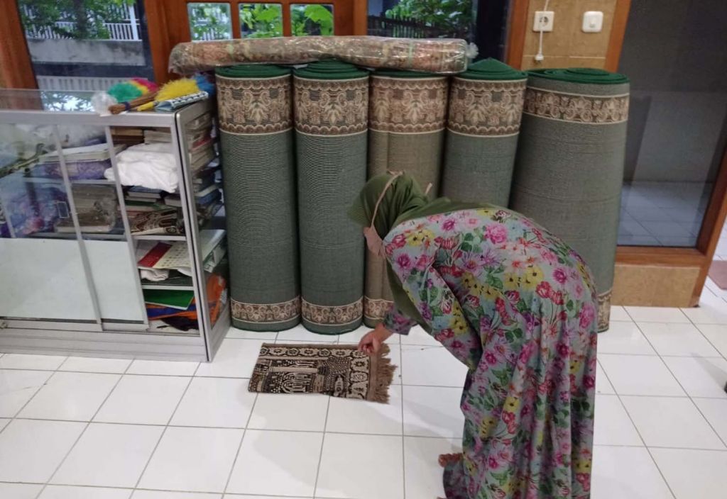 Bayi Laki-laki Berbalut Jilbab Ditemukan di Atas Sajadah Masjid